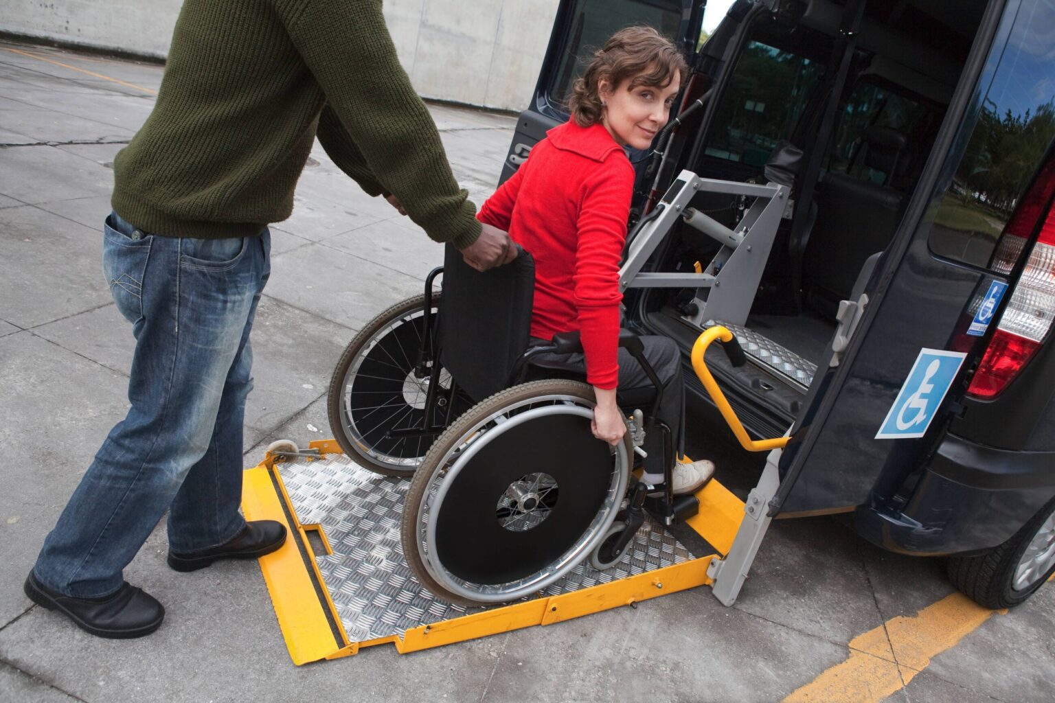 Reiziger stapt in de taxi